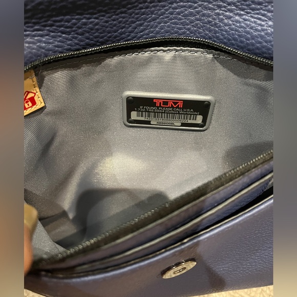 TUMI Leather Crossbody Shoulder Bag Personal Item Travel Purse Clutch RFID Safe - Picture 11 of 16